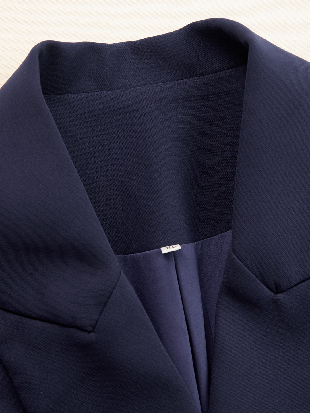 Vestido blazer feminino elegante de corte cintado e decote em V