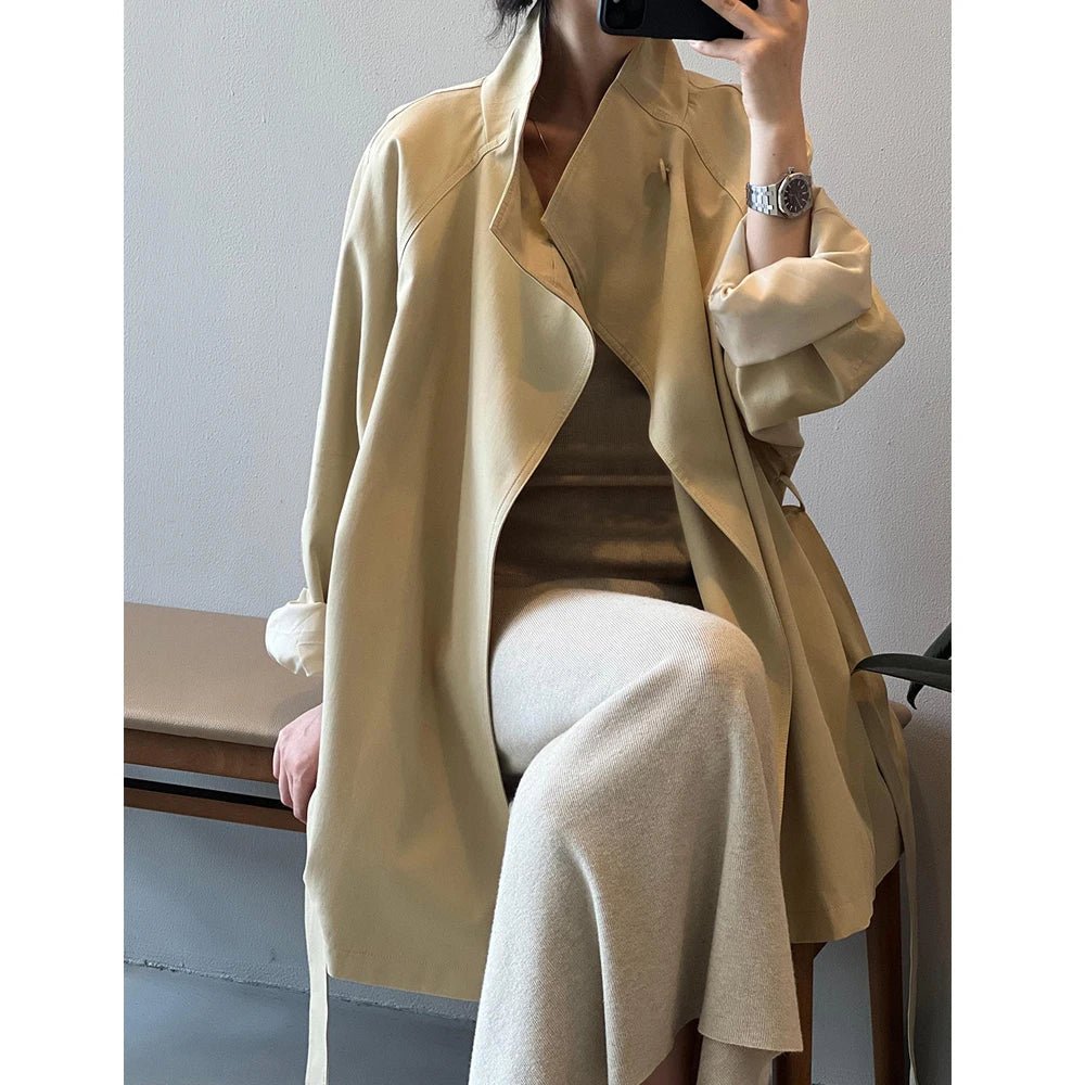 Gabardina elegante de gola subida para mulher