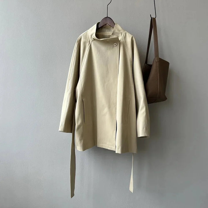 Gabardina elegante de gola subida para mulher