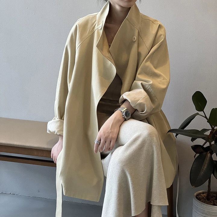 Gabardina elegante de gola subida para mulher