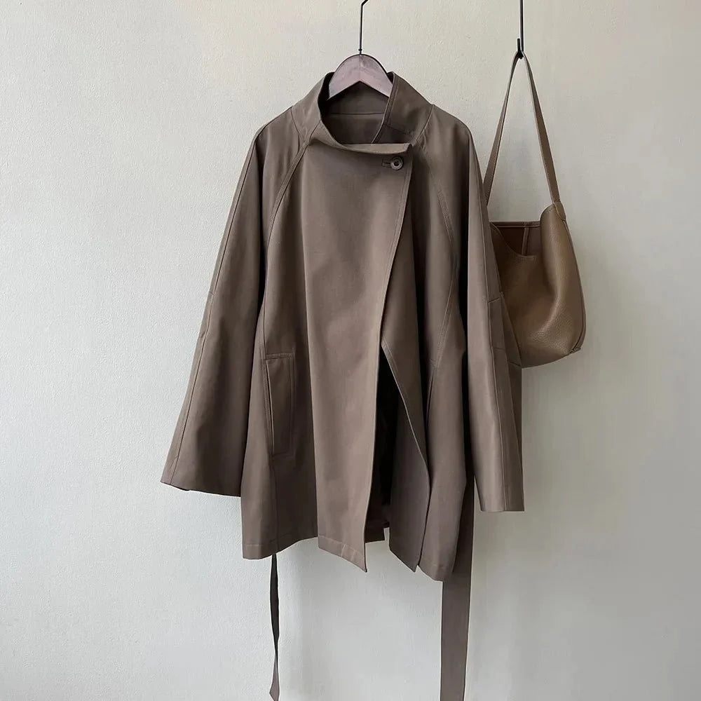 Gabardina elegante de gola subida para mulher