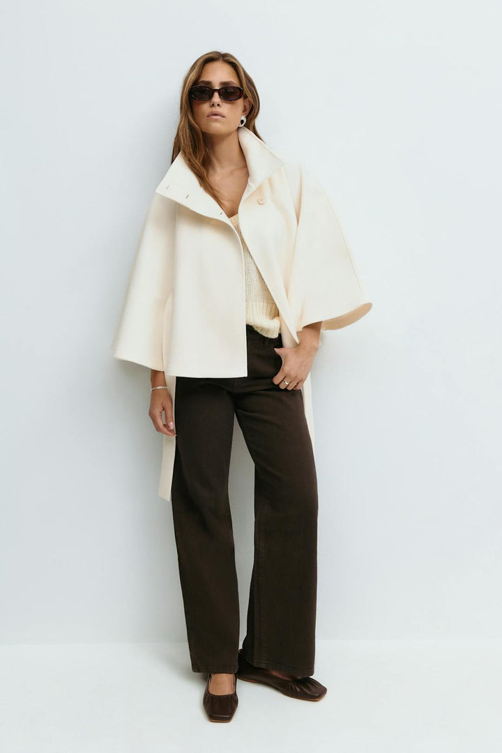 Cappotto mantella da donna con collo alto e cintura