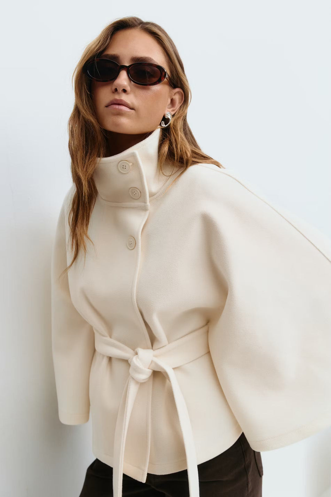 Cappotto mantella da donna con collo alto e cintura