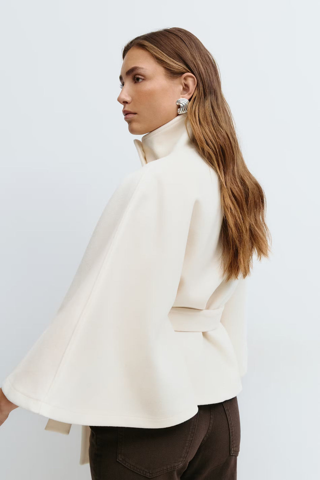 Cappotto mantella da donna con collo alto e cintura