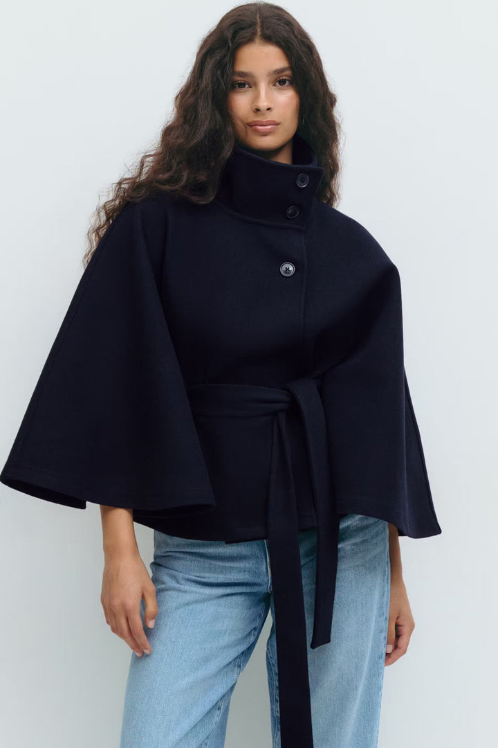 Cappotto mantella da donna con collo alto e cintura