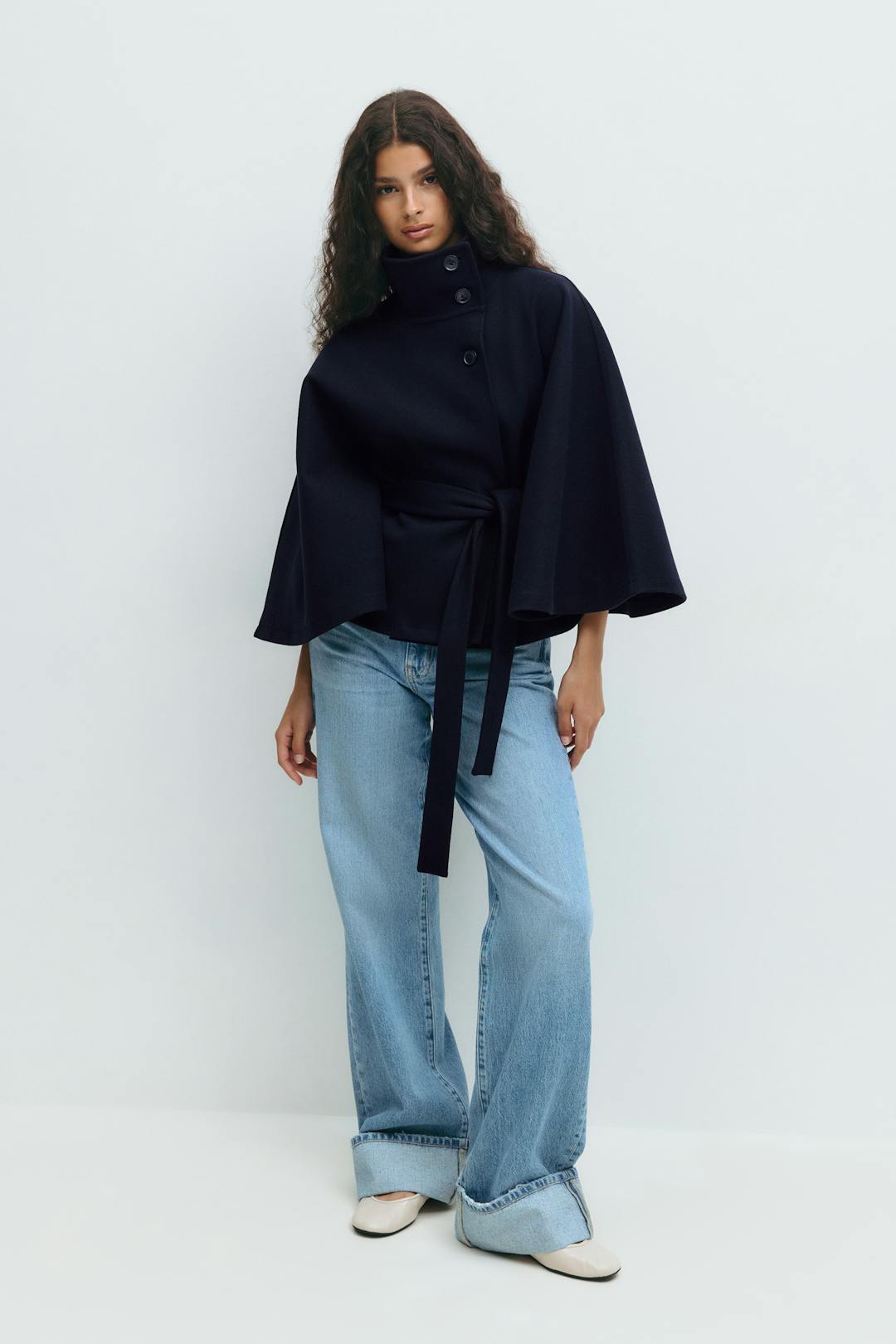 Cappotto mantella da donna con collo alto e cintura