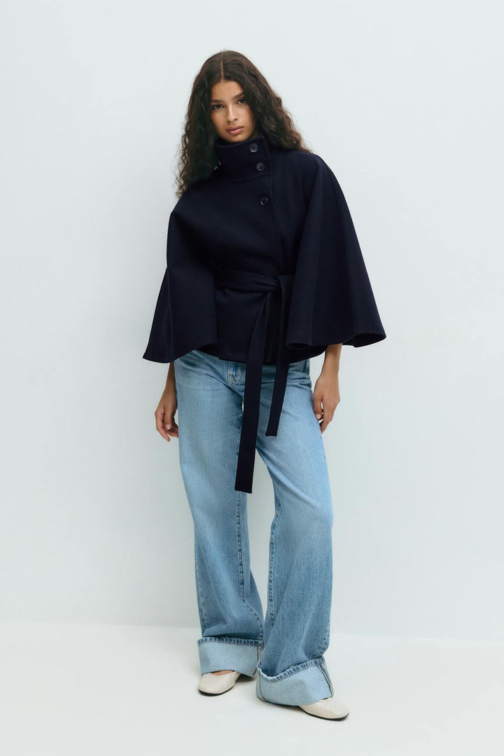 Cappotto mantella da donna con collo alto e cintura