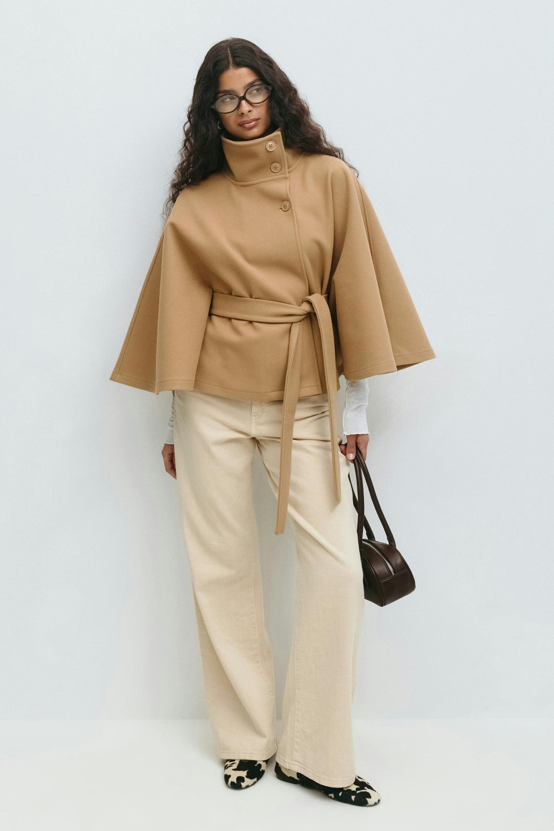 Cappotto mantella da donna con collo alto e cintura
