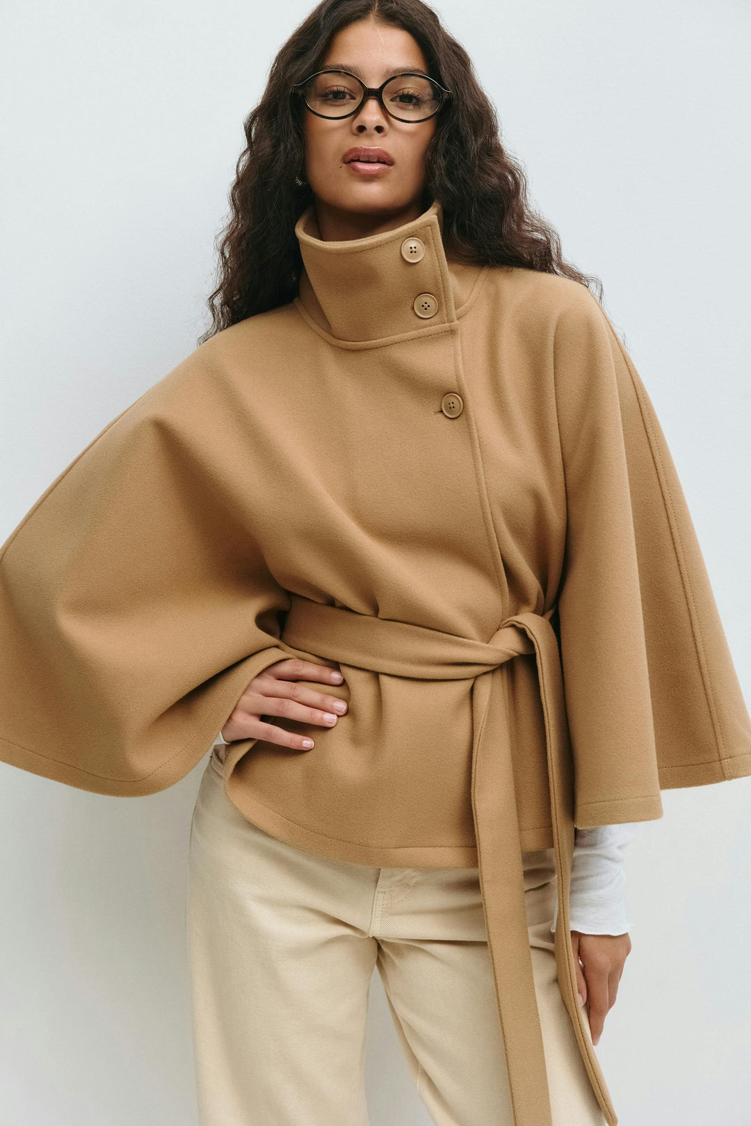 Cappotto mantella da donna con collo alto e cintura