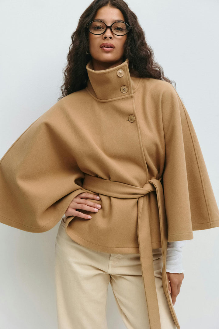 Cappotto mantella da donna con collo alto e cintura