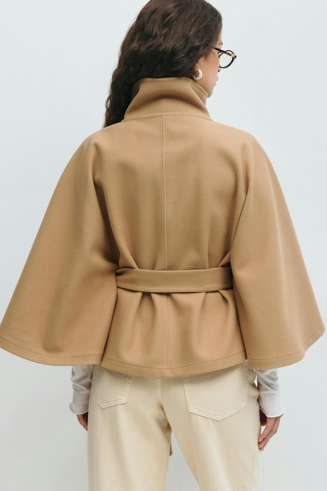 Cappotto mantella da donna con collo alto e cintura