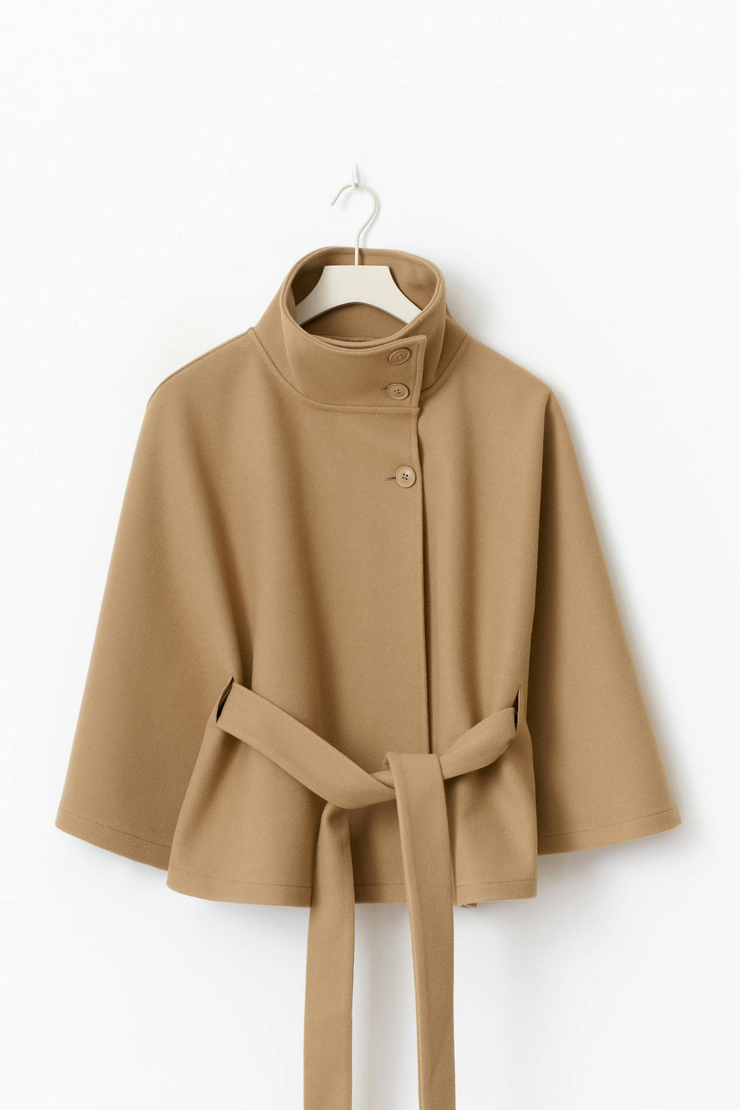 Cappotto mantella da donna con collo alto e cintura