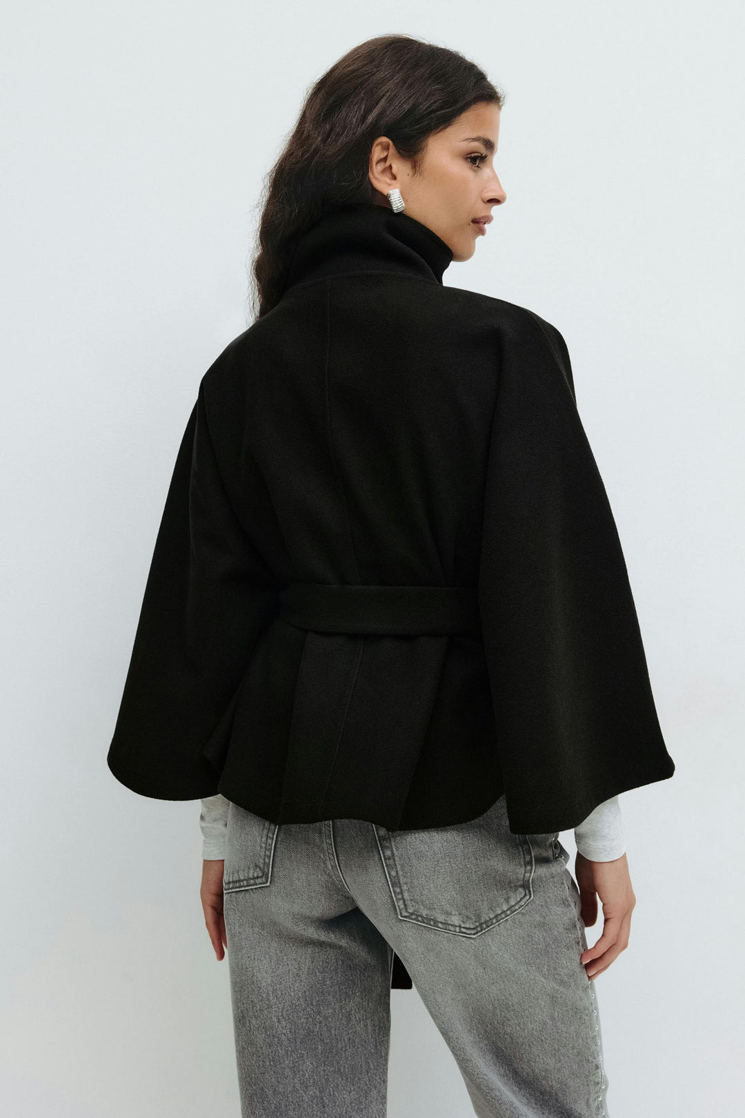 Cappotto mantella da donna con collo alto e cintura