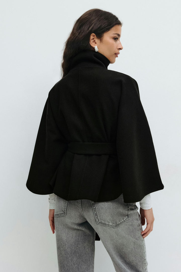 Cappotto mantella da donna con collo alto e cintura