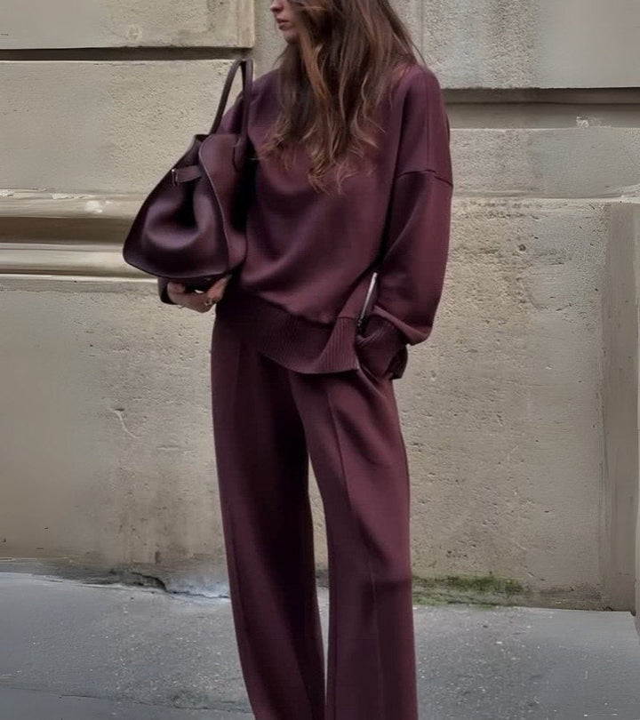 Completo da donna in maglia a due pezzi color borgogna scuro