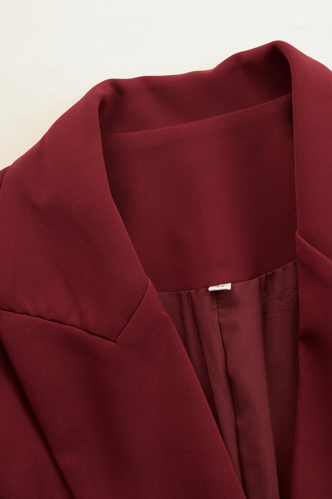 Vestido blazer feminino elegante de corte cintado e decote em V