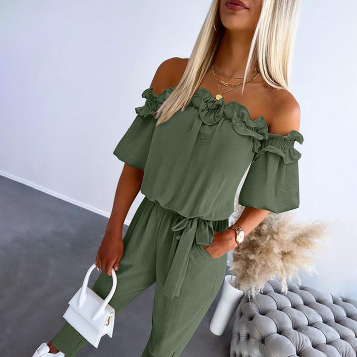 Mono elegante de mujer con hombros descubiertos y cintura ajustable