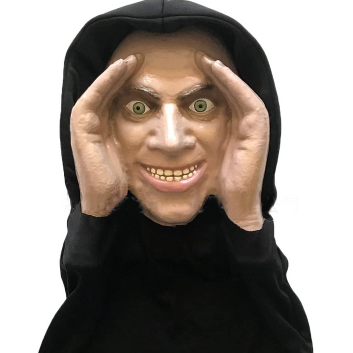 Figura assustadora a espreitar pela janela, com ventosa e rosto realista, para mulher