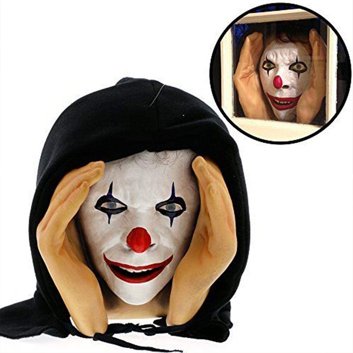 Figura assustadora a espreitar pela janela, com ventosa e rosto realista, para mulher