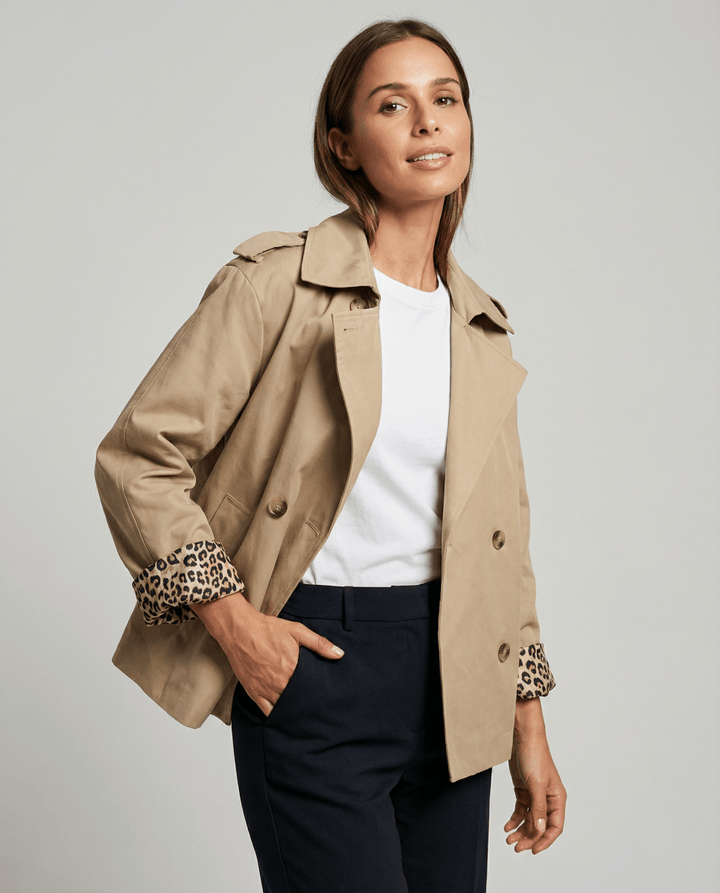 Trench coat con estampado de leopardo para mujer: capas con estilo para todas las estaciones