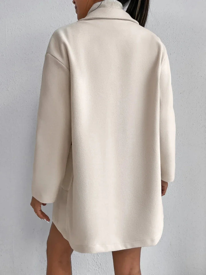 Elegant mellankort ullkappa för en chic höst- och vinterstil