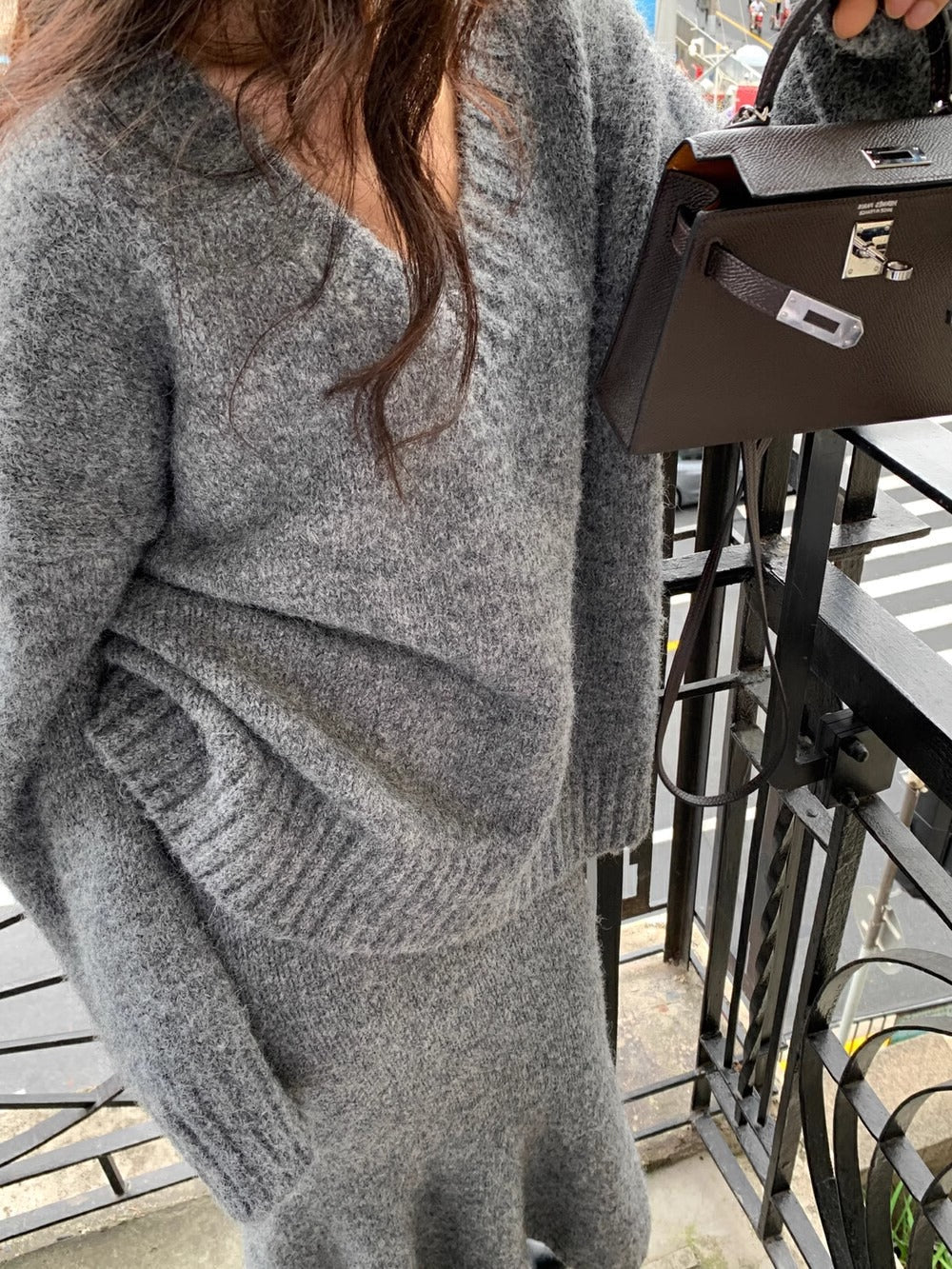Strikket V-hals-sweater og midi-nederdel med vidde til kvinder