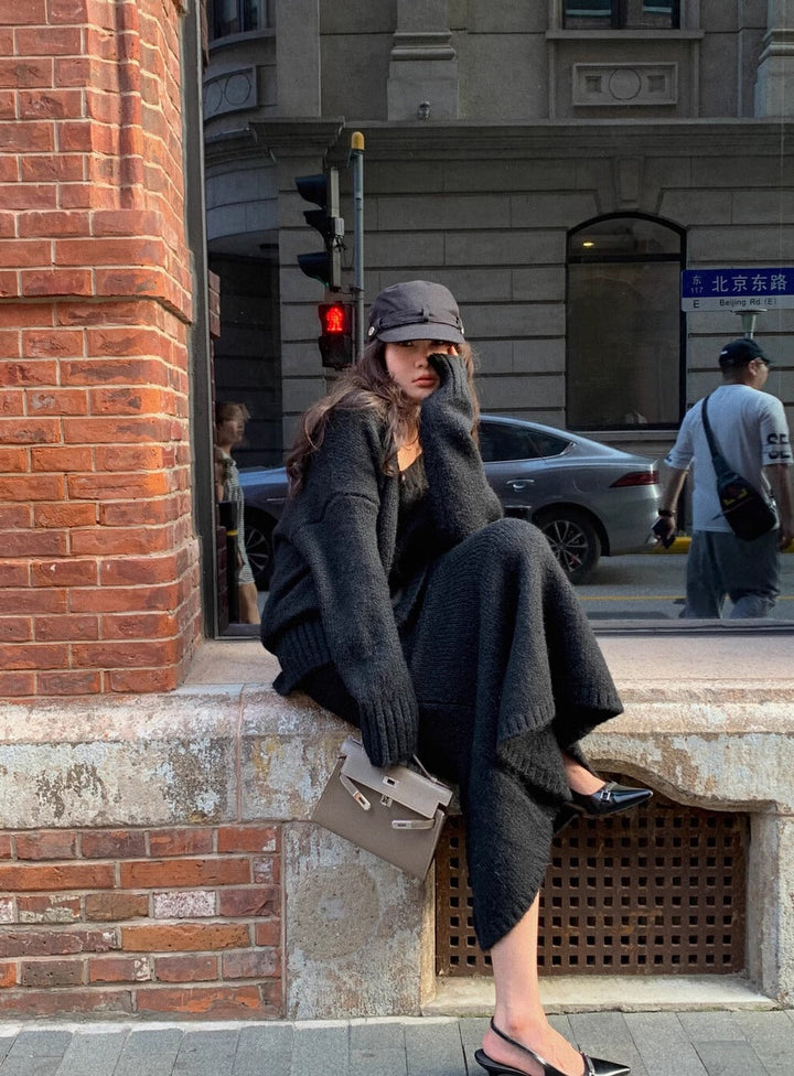 Strikket V-hals-sweater og midi-nederdel med vidde til kvinder
