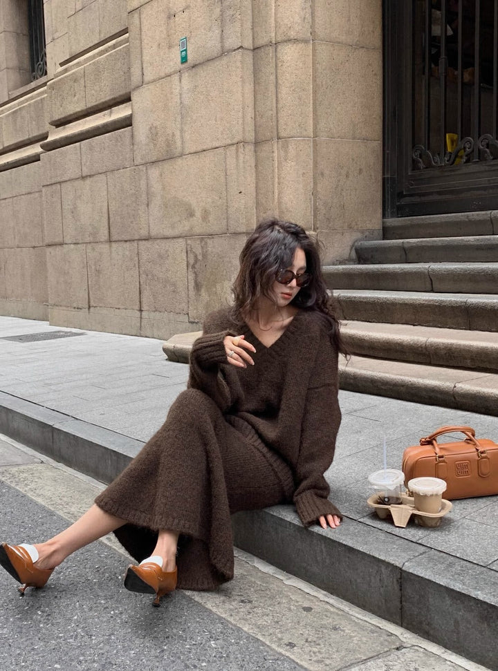 Strikket V-hals-sweater og midi-nederdel med vidde til kvinder