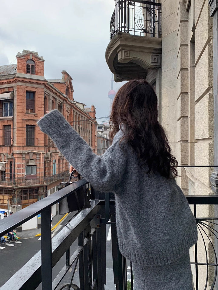 Strikket V-hals-sweater og midi-nederdel med vidde til kvinder