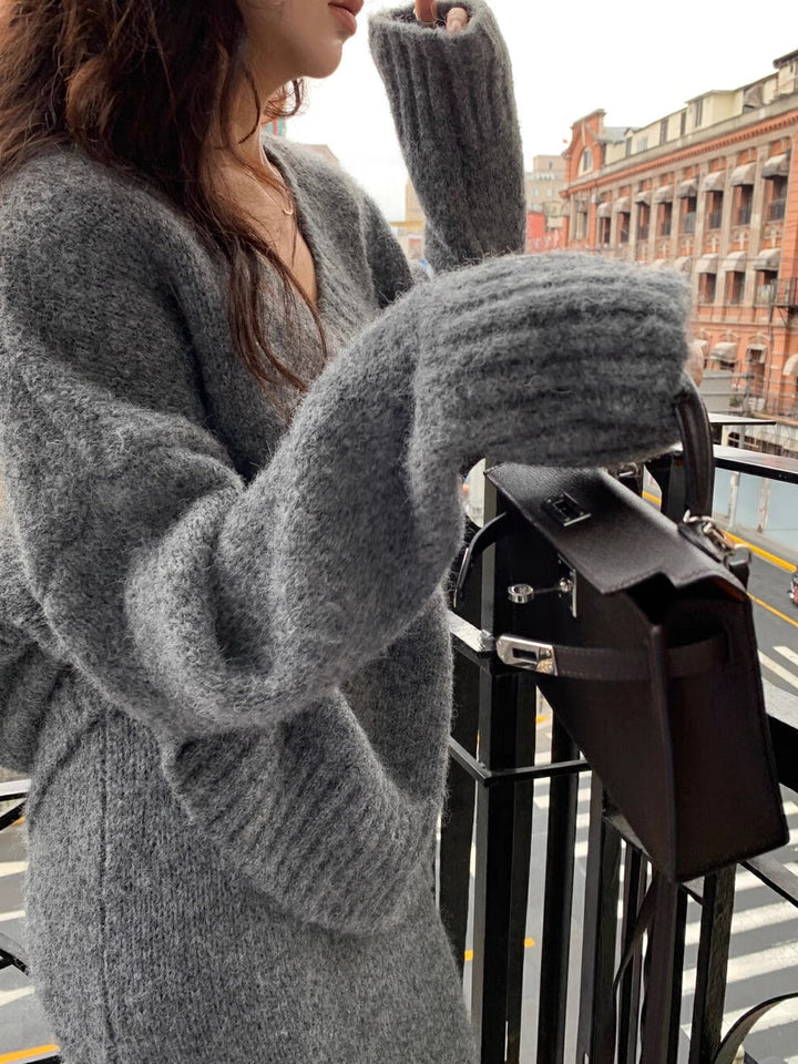 Strikket V-hals-sweater og midi-nederdel med vidde til kvinder