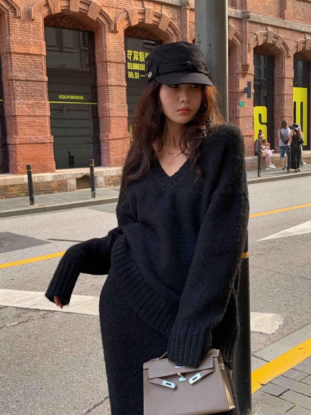 Strikket V-hals-sweater og midi-nederdel med vidde til kvinder