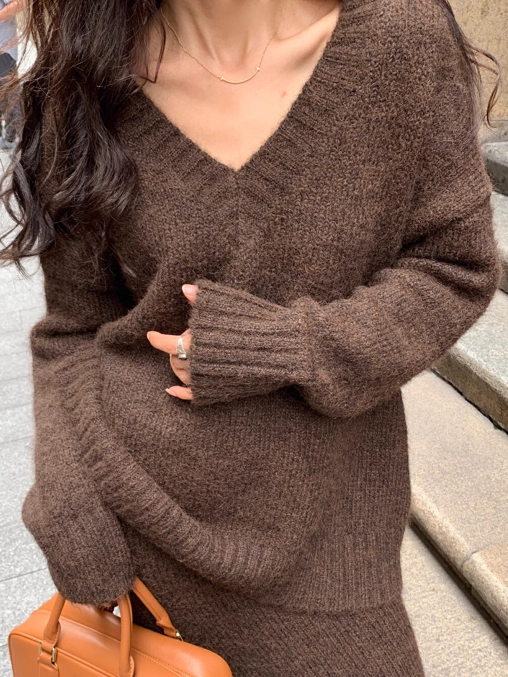Strikket V-hals-sweater og midi-nederdel med vidde til kvinder