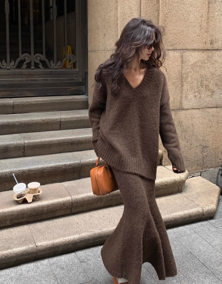 Strikket V-hals-sweater og midi-nederdel med vidde til kvinder
