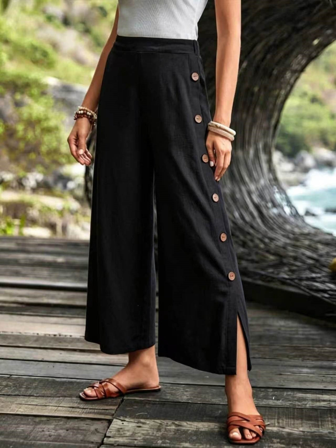 Pantalones de lino de pierna ancha y corte relajado para mujer con detalle de botones