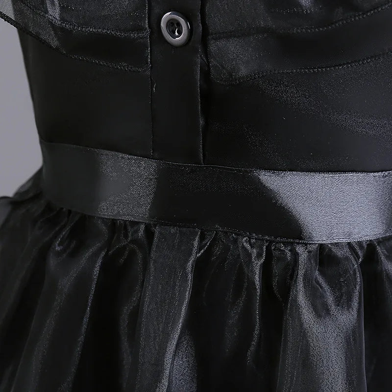 Sort kjole i flere lag med kagedesign til kvinder, med meshdetaljer, længde til midt på læggen