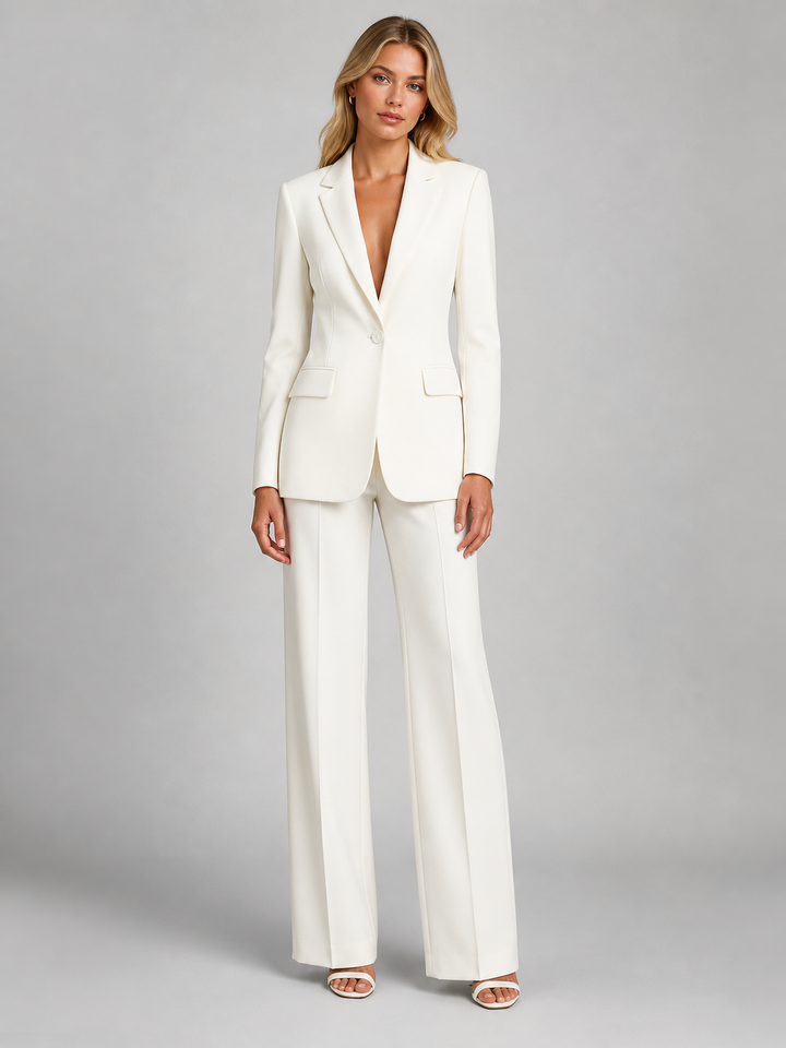 Tenue pour femme avec blazer ajusté et pantalon à jambes larges – look chic