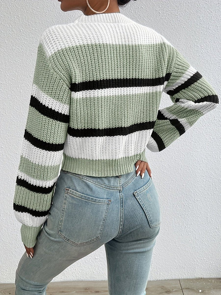 Gestreifter kurzer Damenstrickpullover