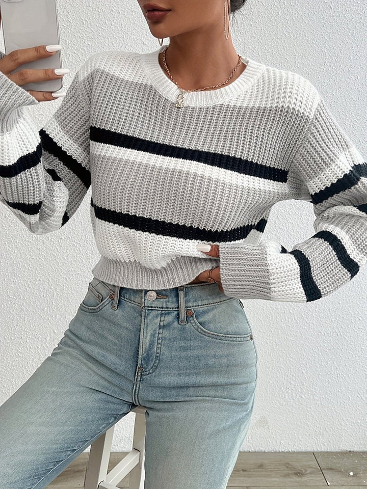 Gestreifter kurzer Damenstrickpullover