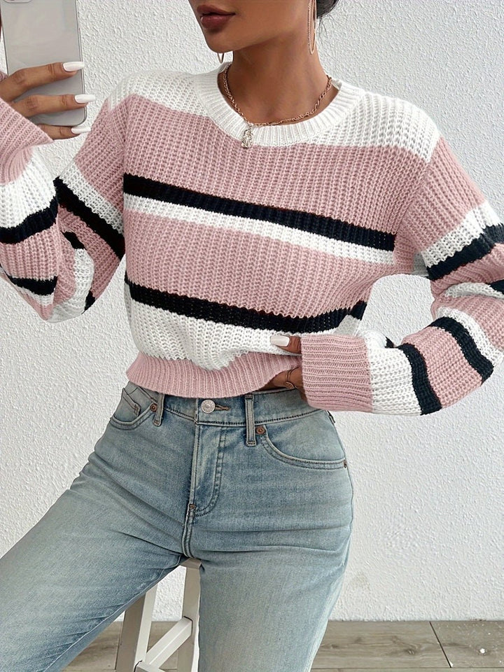 Gestreifter kurzer Damenstrickpullover