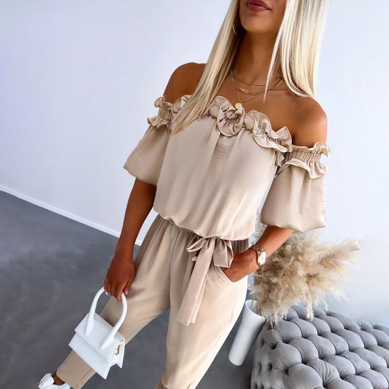 Mono elegante de mujer con hombros descubiertos y cintura ajustable