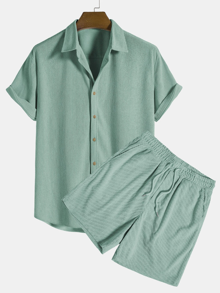 Kortärmad skjorta med knappar och shorts med dragsko för män