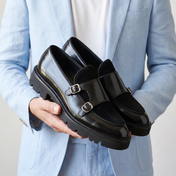 Mocasines de ante para hombre con doble hebilla, empeine de ante y suela dentada