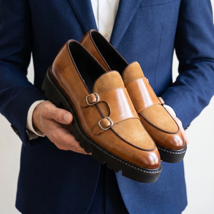 Mocasines de ante para hombre con doble hebilla, empeine de ante y suela dentada