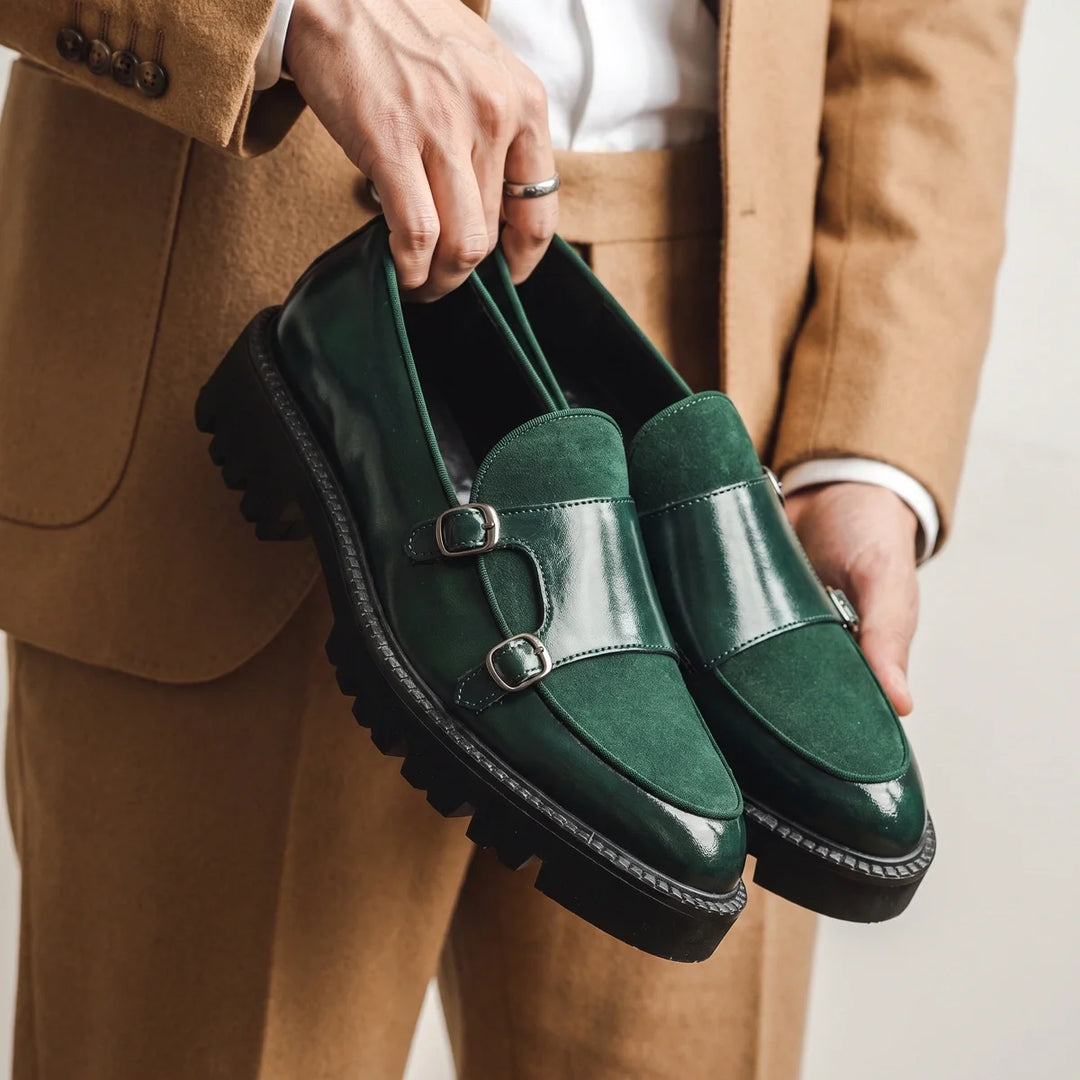 Mocasines de ante para hombre con doble hebilla, empeine de ante y suela dentada