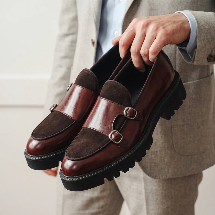 Mocasines de ante para hombre con doble hebilla, empeine de ante y suela dentada