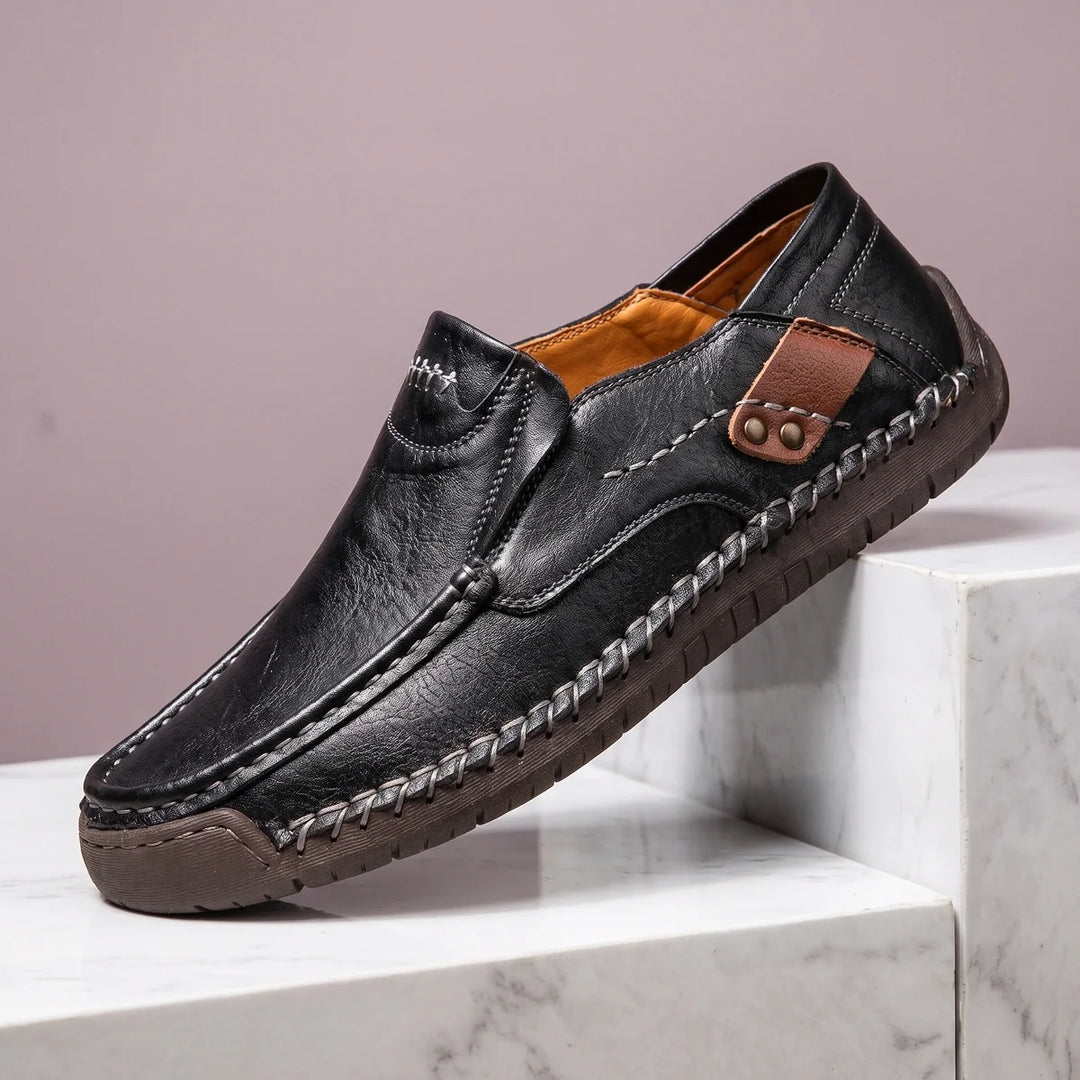 Loafers i läder för herr med moc toe och whipstitch-söm