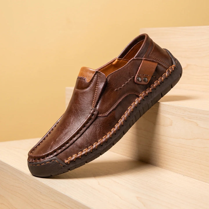 Loafers i läder för herr med moc toe och whipstitch-söm