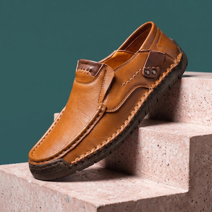 Loafers i läder för herr med moc toe och whipstitch-söm