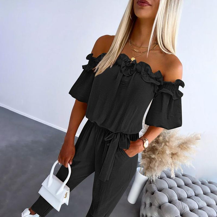 Mono elegante de mujer con hombros descubiertos y cintura ajustable