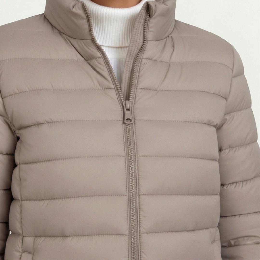 Let quiltet jakke til damer med slim fit og lynlåslukning